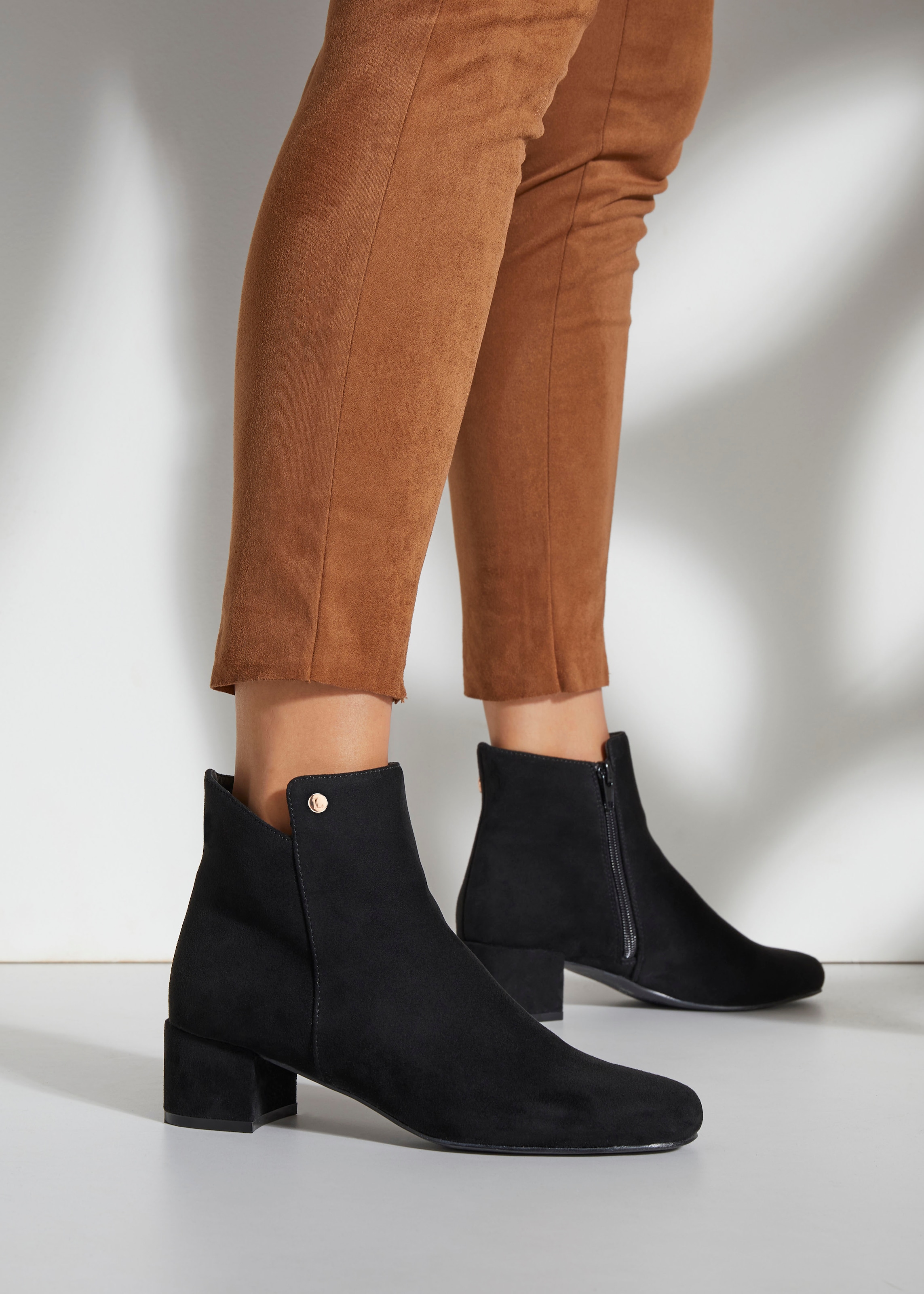 LASCANA Stiefelette  mit bequemen Blockabsatz, Ankle Boots, Stiefel  VEGAN
