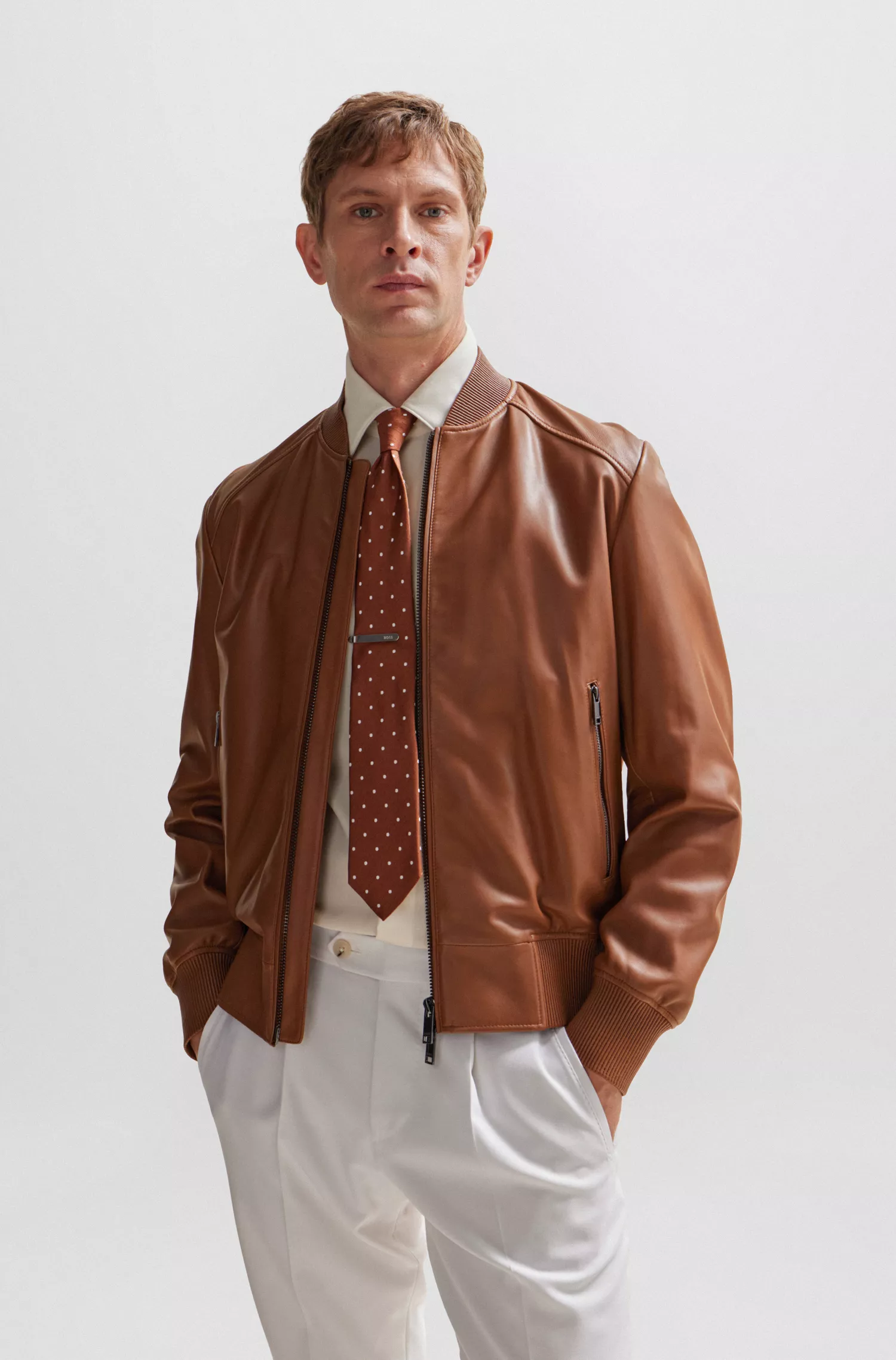 Jaqueta bomber BOSS cor camelo, corte regular, em couro de carneiro.