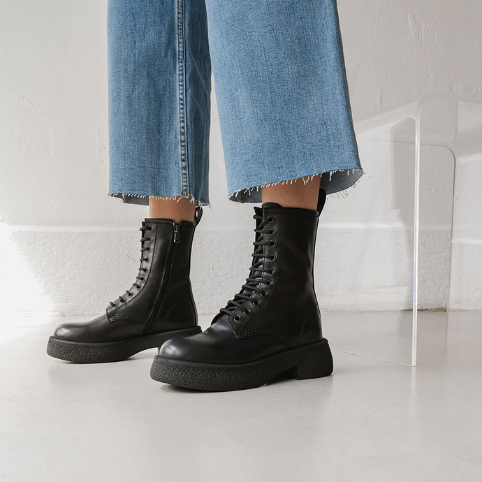 Boots à plateformes et lacets  en cuir noir