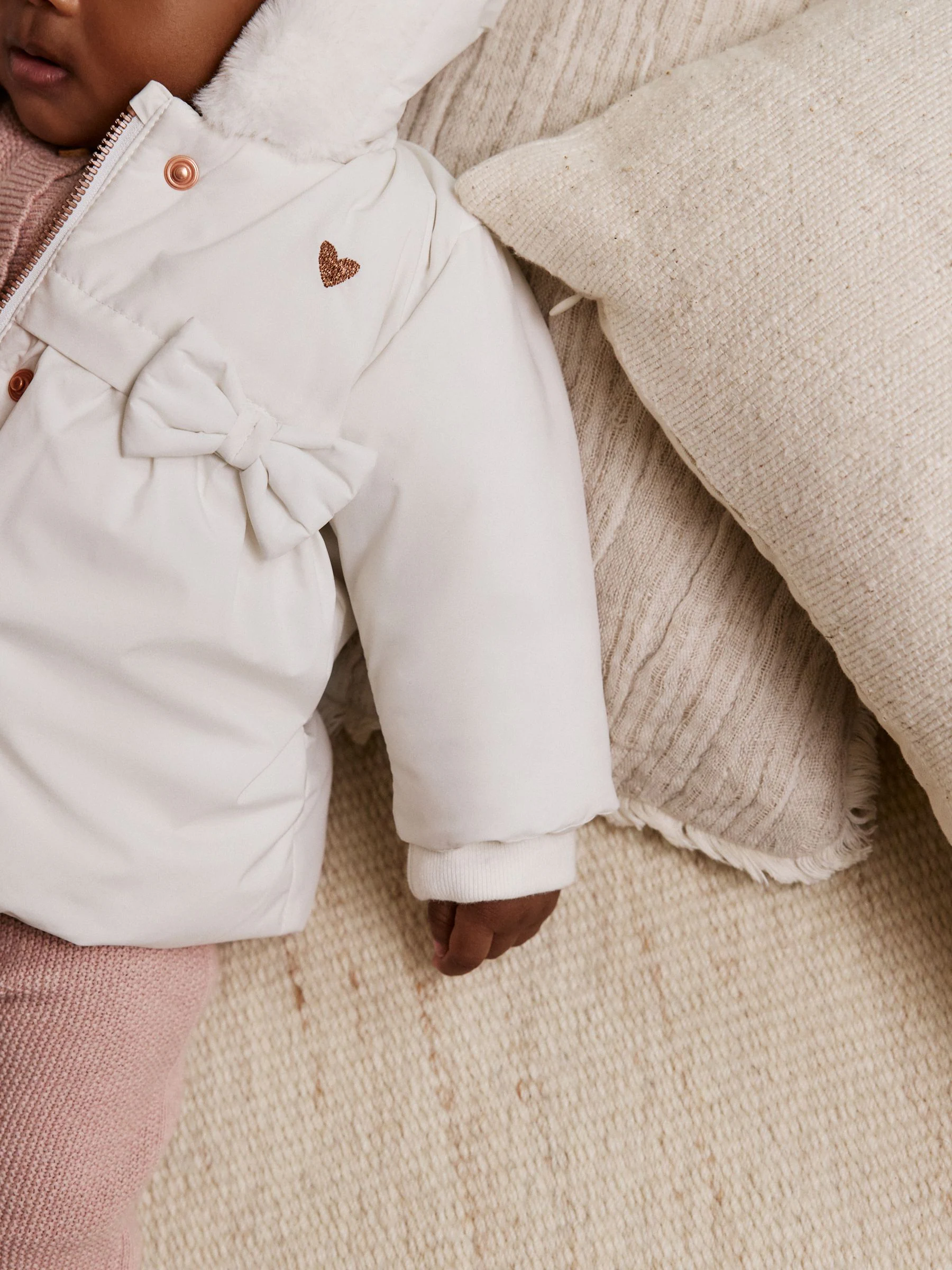Wit - Gewatteerd babyjasje met strik (0mnd -2jr)