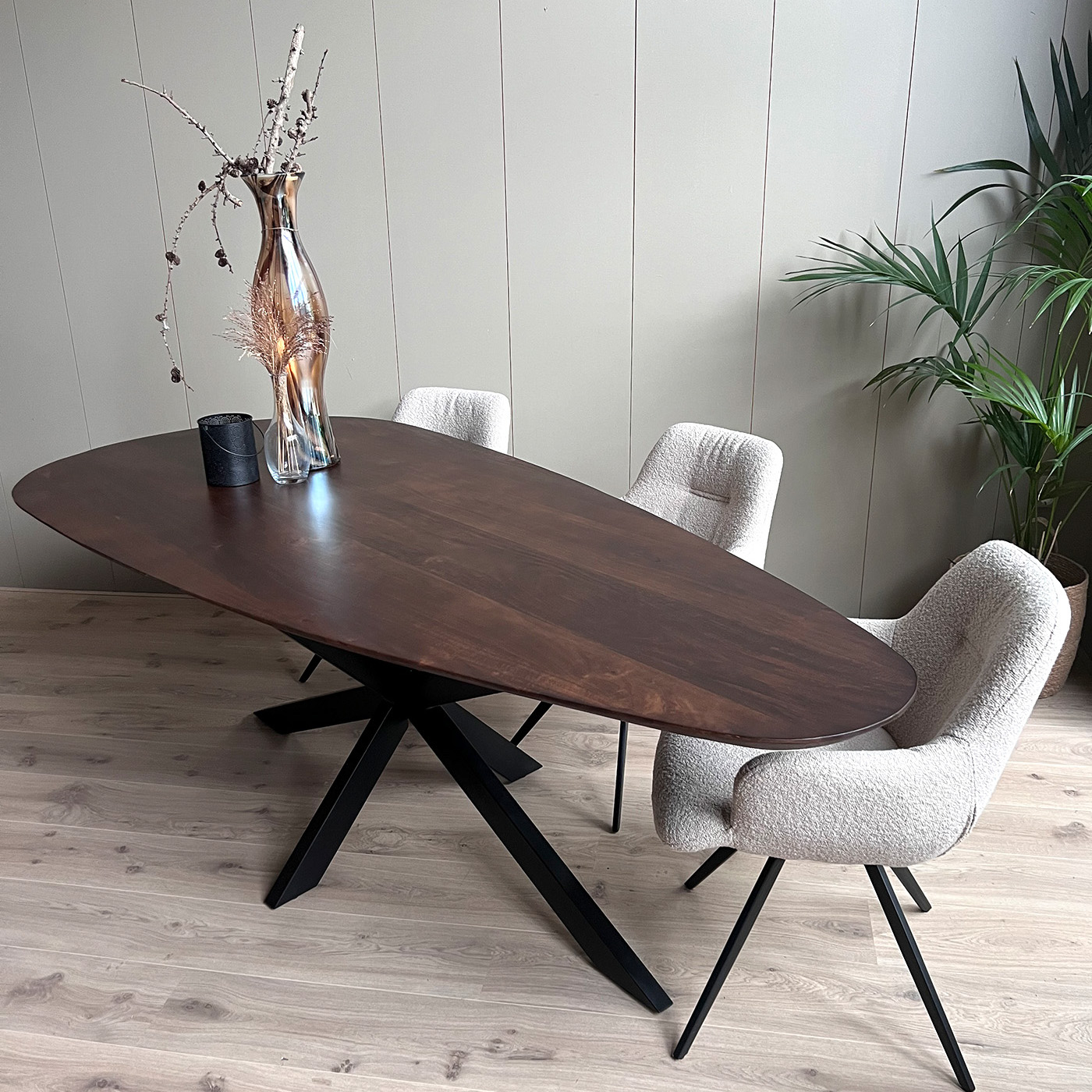 Eettafel organisch Druppel Eettafel mango organisch Druppel walnoot met spinpoot 200 cm