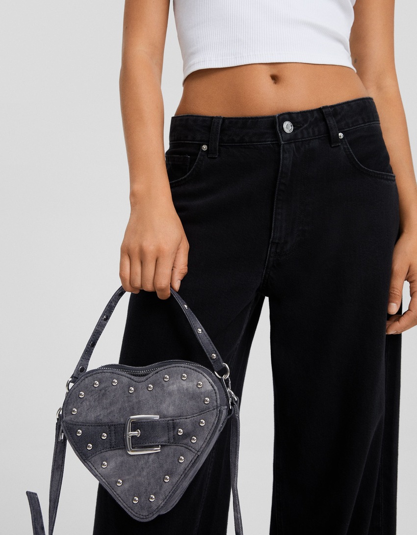 Bolsa transversal em jeans com estampa de coração