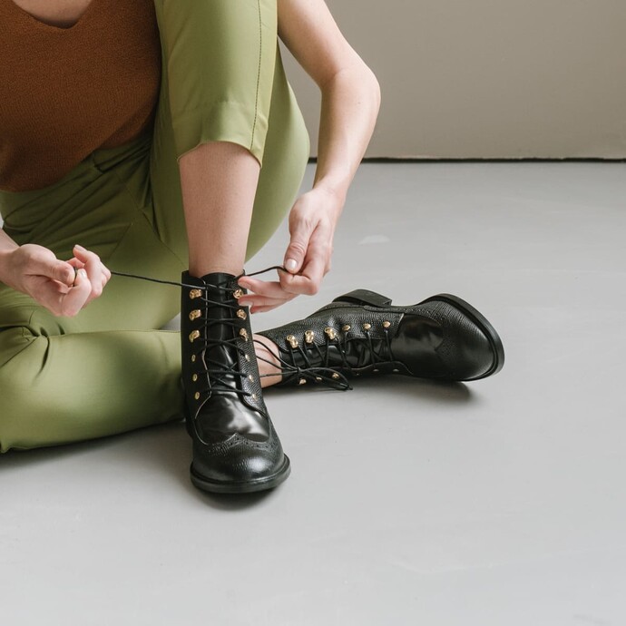 Boots à lacets et détails en métal  en cuir noir