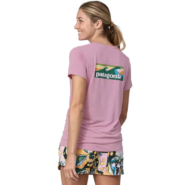 T-shirt randonnée PATAGONIA W'S CAP COOL DAILY GRAPHIC SHIRT WATERS BOARDSHORT LOGO: MILKWEED MAUVE X-DYE