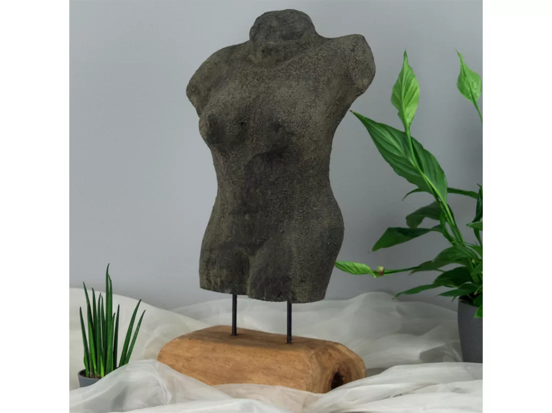 SCULPTURE Femme 54 cm, béton sur socle en bois gris