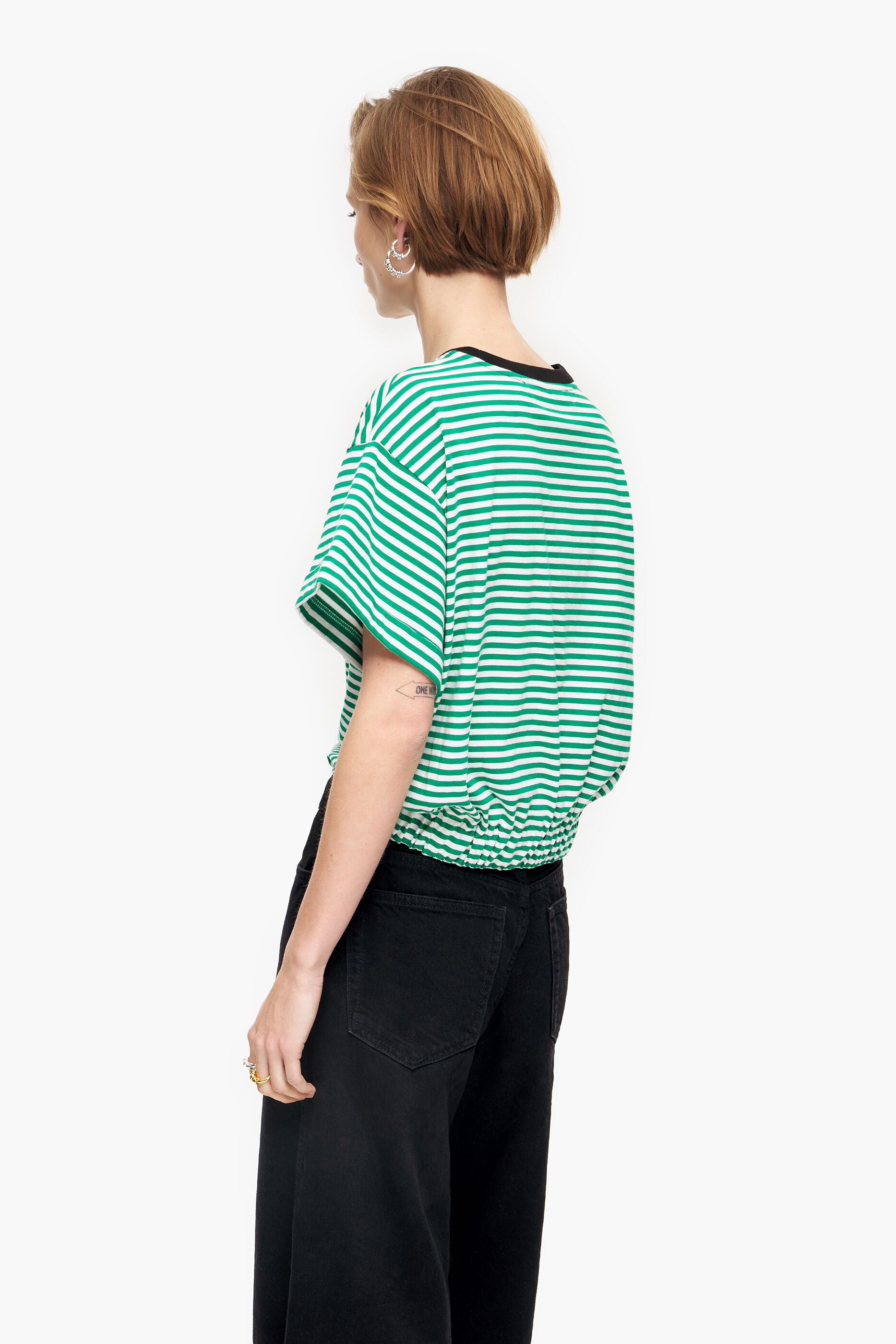Camiseta verde quadrada com nó