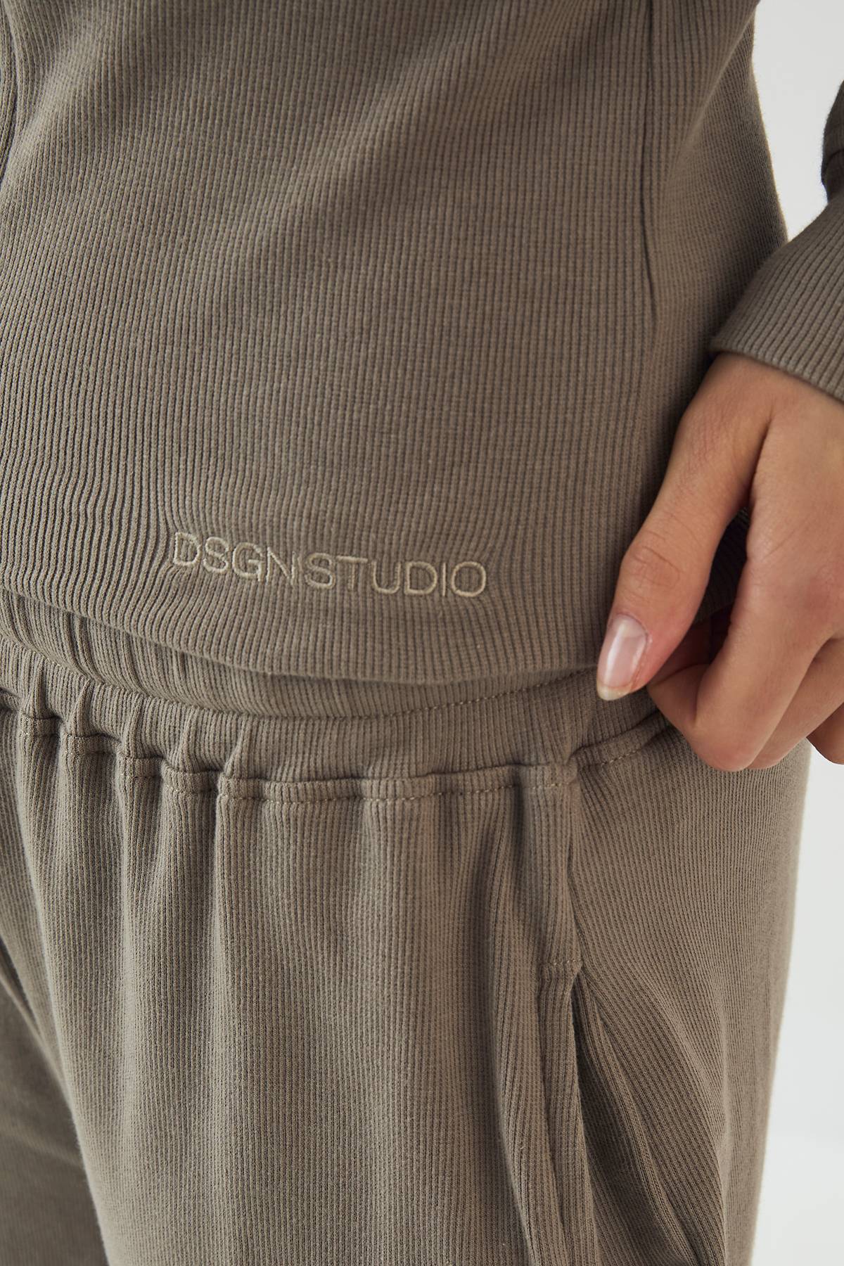 Haut Côtelé À Casynthétiqueche Avec Boutons Et Taille Cintrée Dsgn Studio