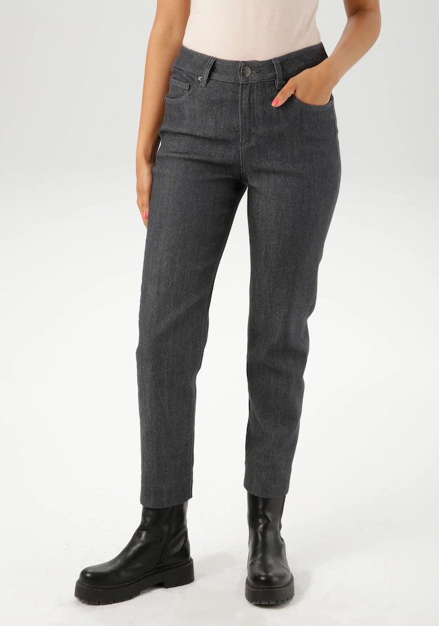 Aniston SELECTED Straight-Jeans , in Straight-Form und mit moderner Waschung - NEUE KOLLEKTION