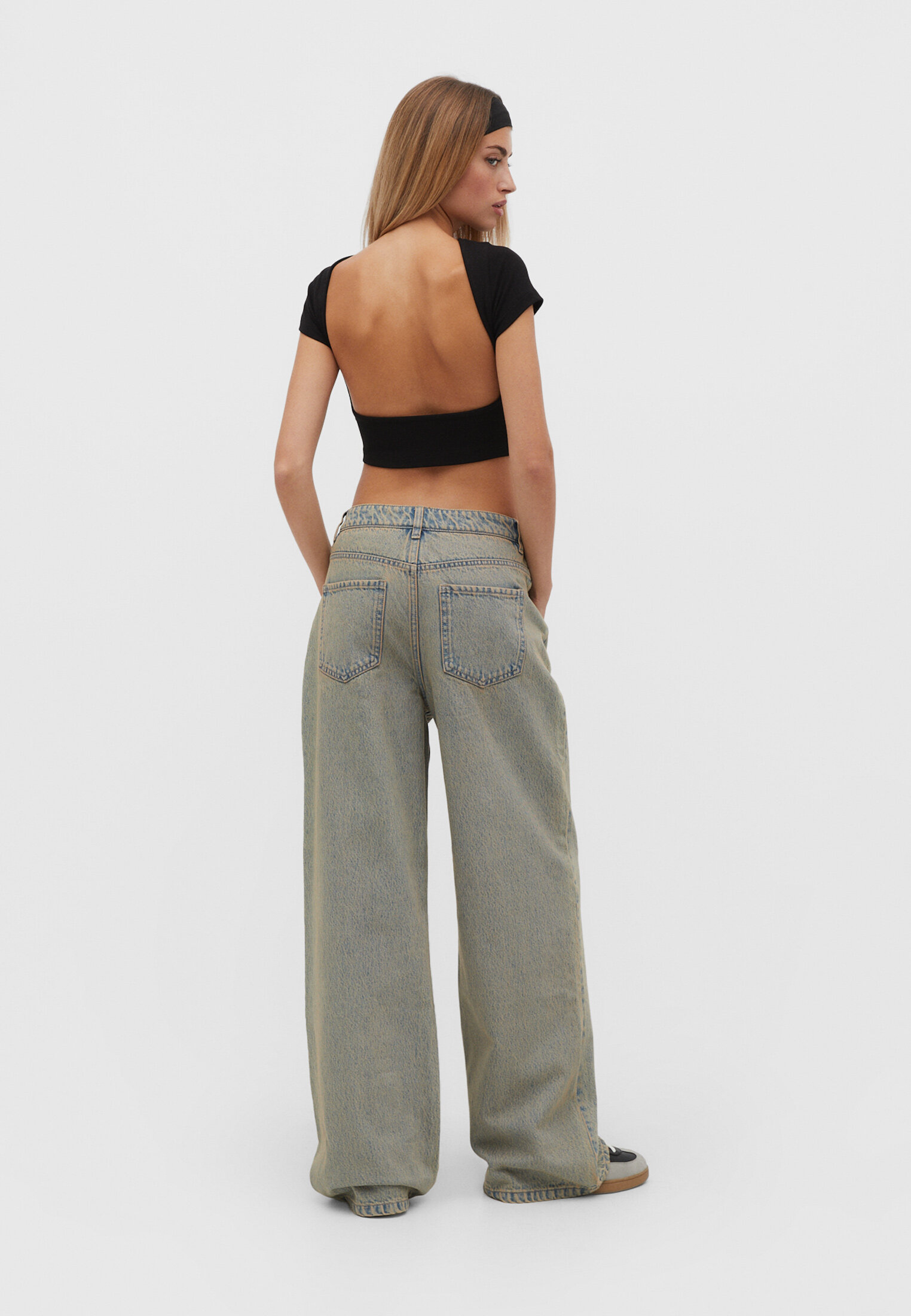 Calça jeans de cintura baixa e pernas largas