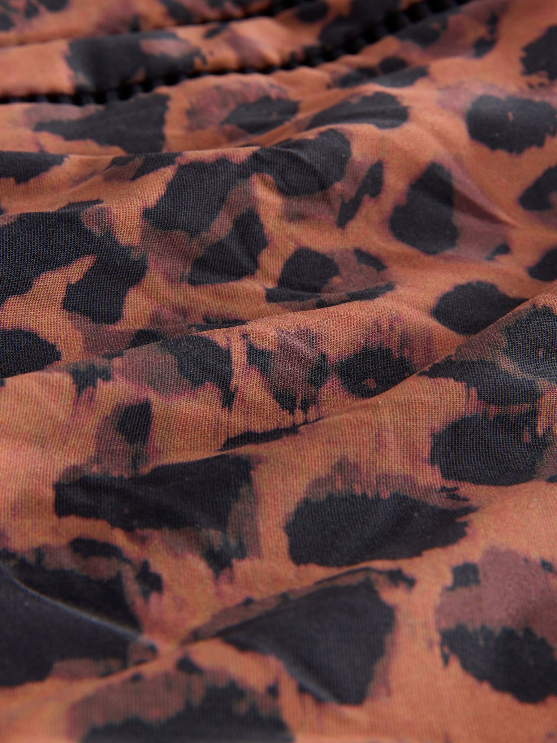 Bruin met dierenprint - Hoogsluitend ondersteunend badpak met buikcorrigerend effect