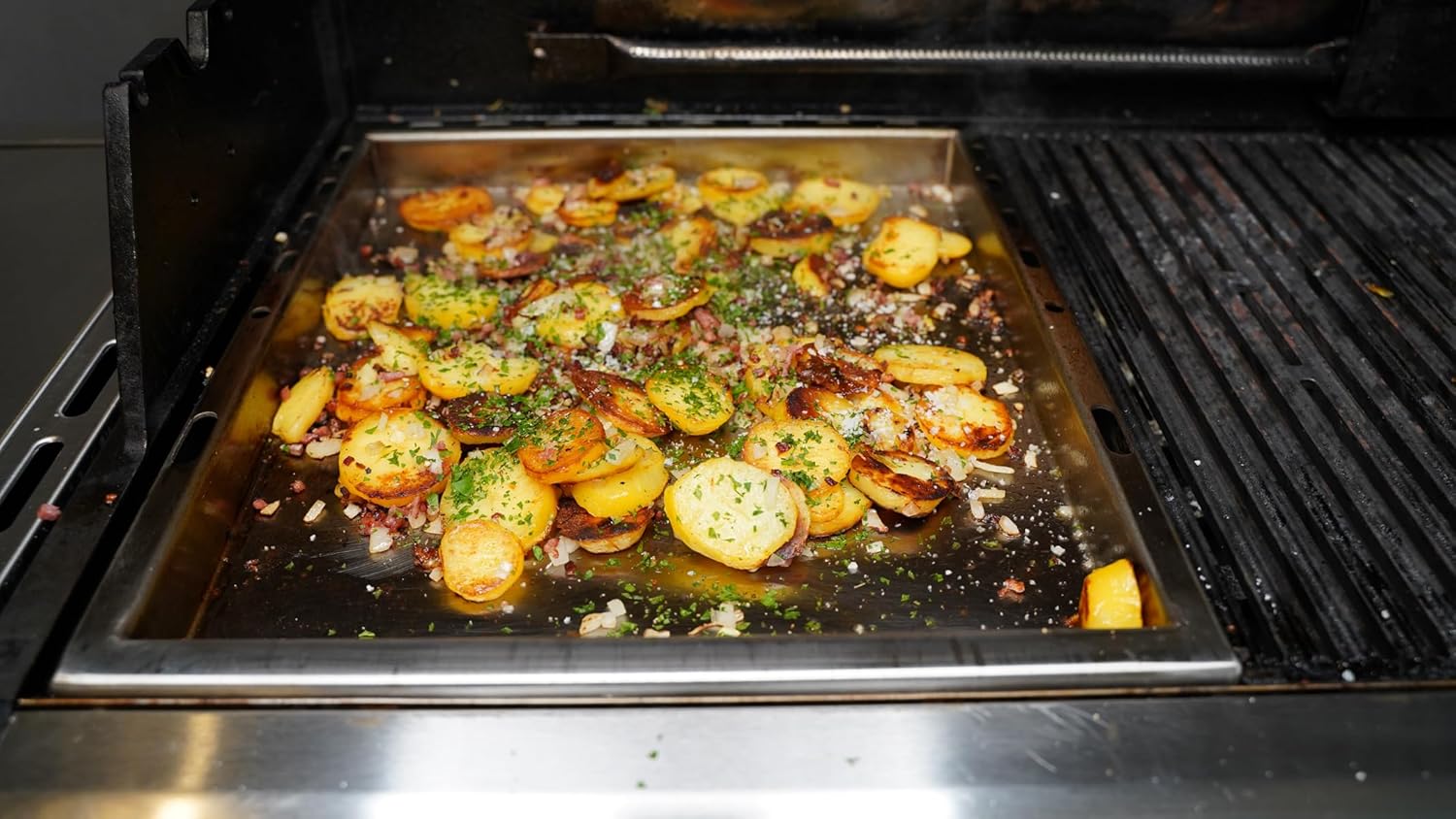 SANTOS einsetzbare Grillpfanne/Einsatzpfanne - Edelstahl Plancha - 37,7x42,8x4cm - für verschiedene Gasgrills geeignet - Bratkartoffeln,Reibekuchen,Schnitzel