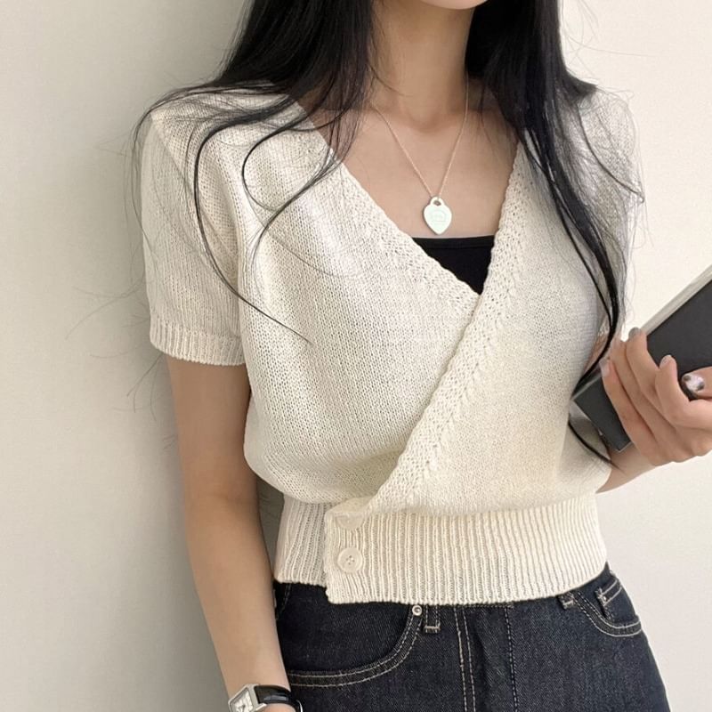 Rosesand - Kort gebreide crop top met V-hals en korte mouwen