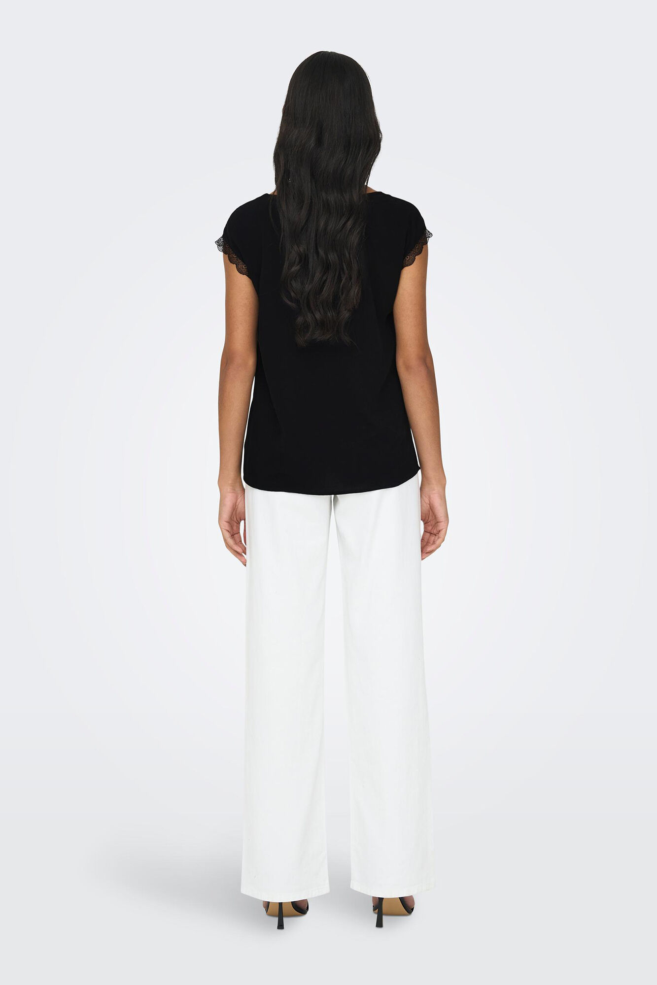 Blusa de manga curta com detalhes em renda.