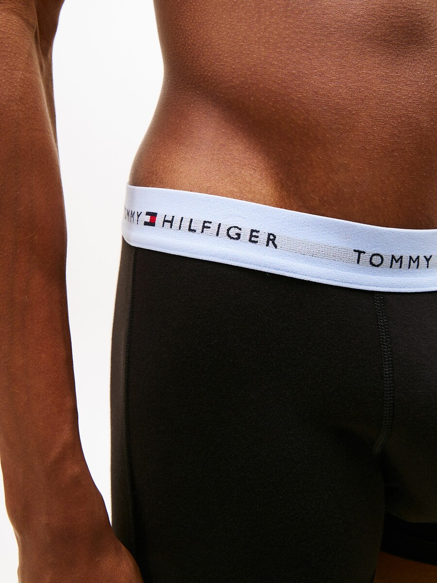 TOMMY HILFIGER<br>Conjunto de 7 cuecas boxer essenciais em algodão com a assinatura da marca.