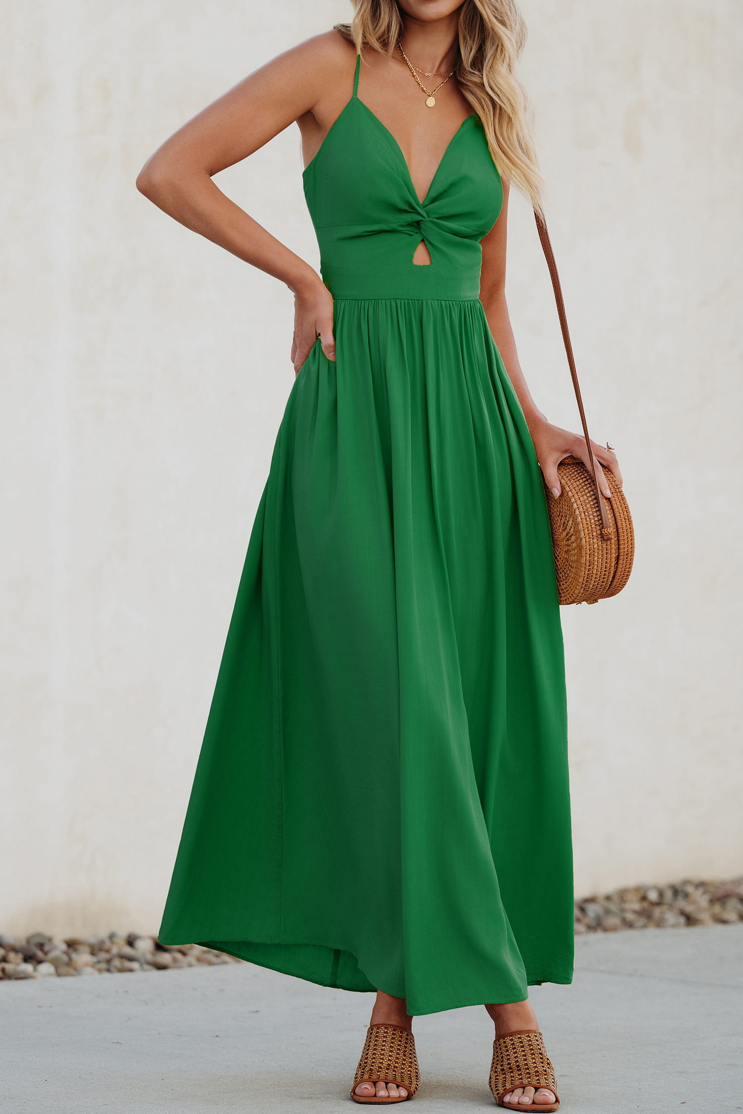 Robe maxi avec trou de serrure torsadé sur le devant verte