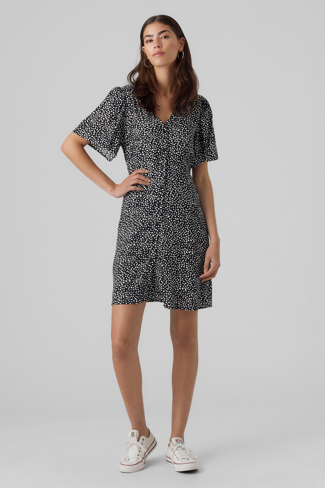 Vestido curto com decote em V - Preto