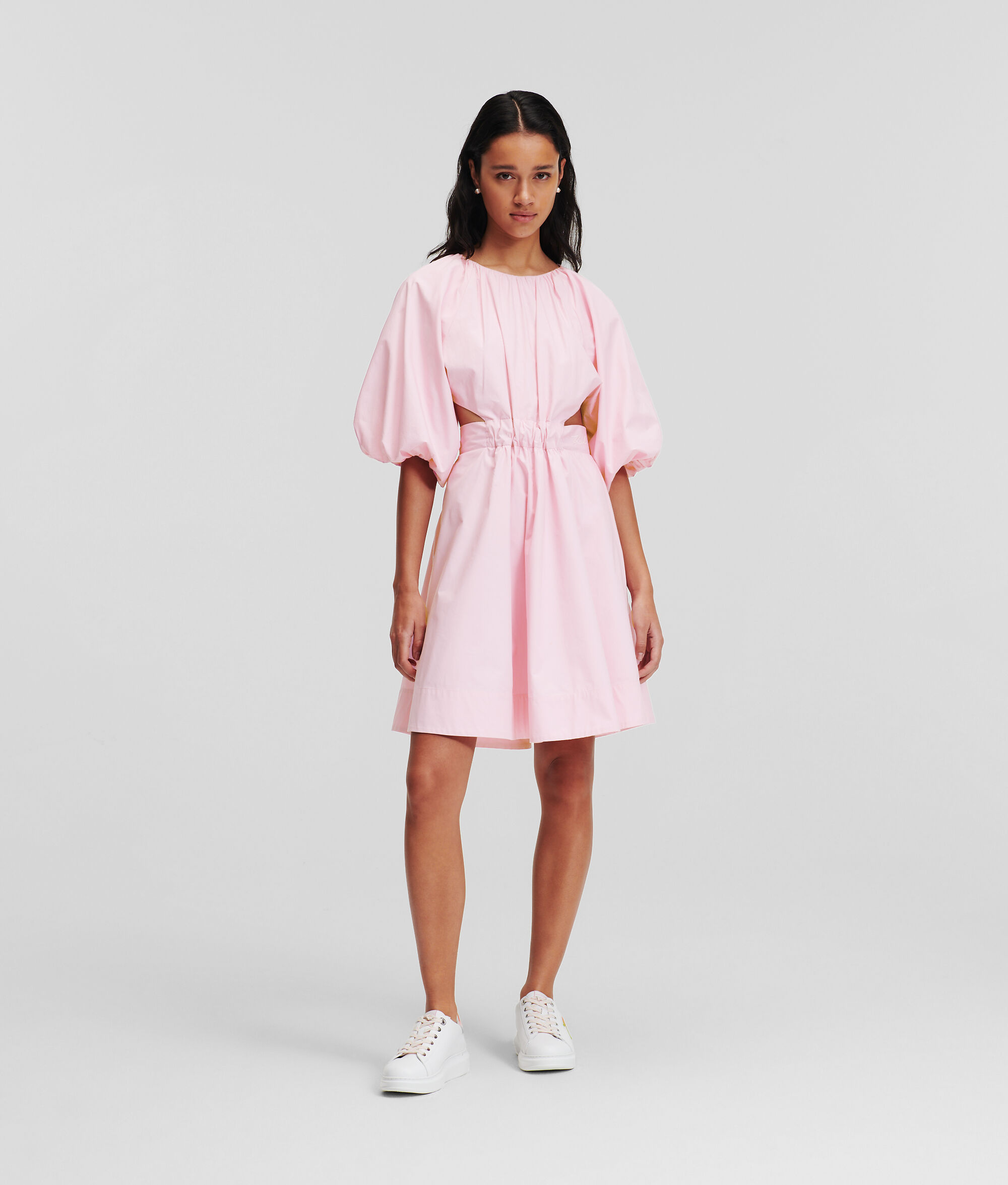 ROBE TRAPÈZE À MANCHES BOUFFANTES