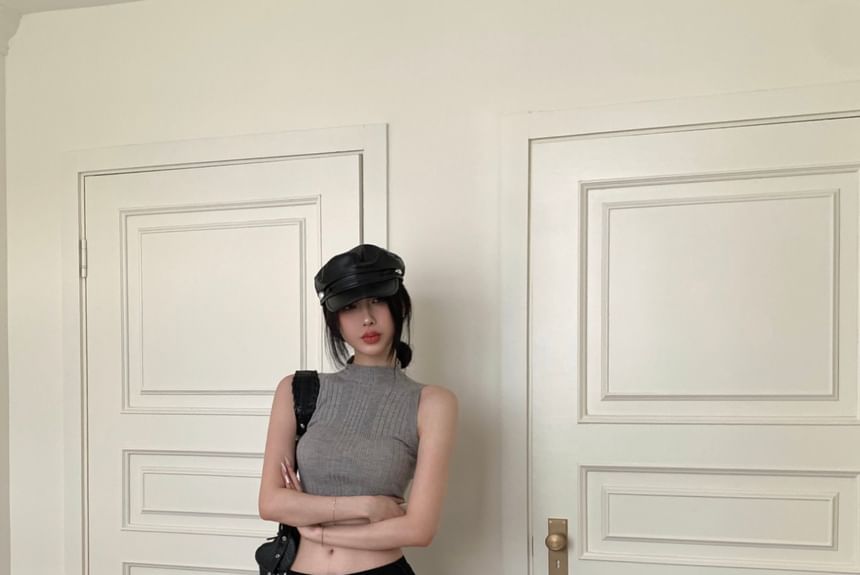 GANGER - Tanktop met geribbelde, effen kraag en lage taille / jeans met studs en uitlopende pijpen