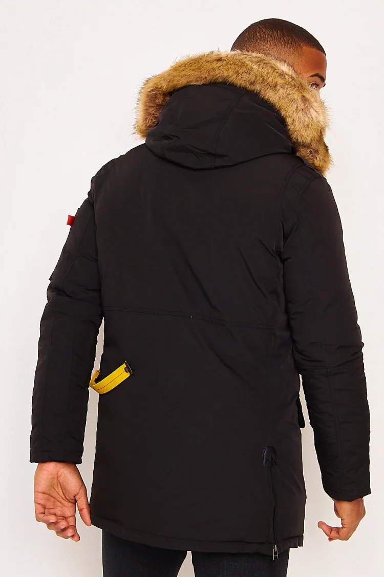 Parka noire multi-poches à capuche à fourrure