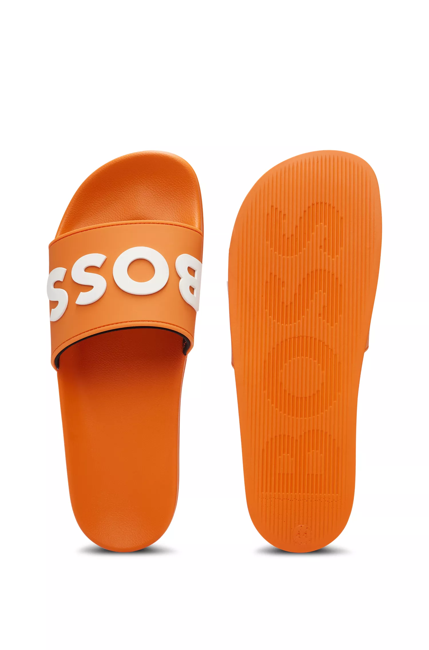 Chinelo BOSS preto, fabricado na Itália, com logotipo em relevo.