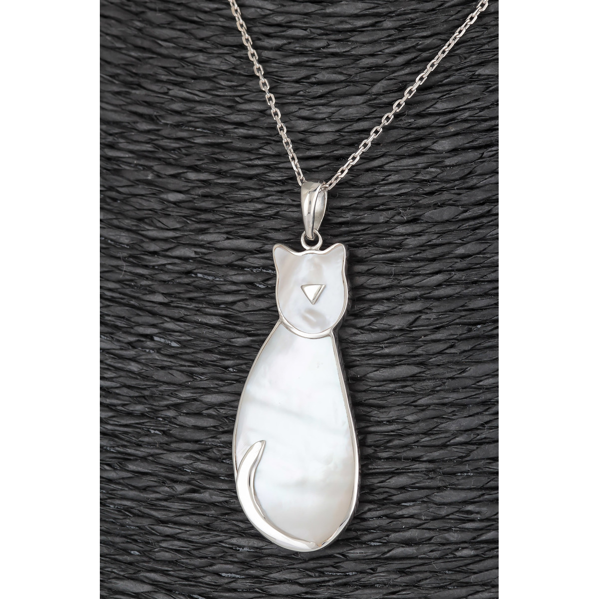 Pendentif de nacre blanche sertie d'argent en forme de chat