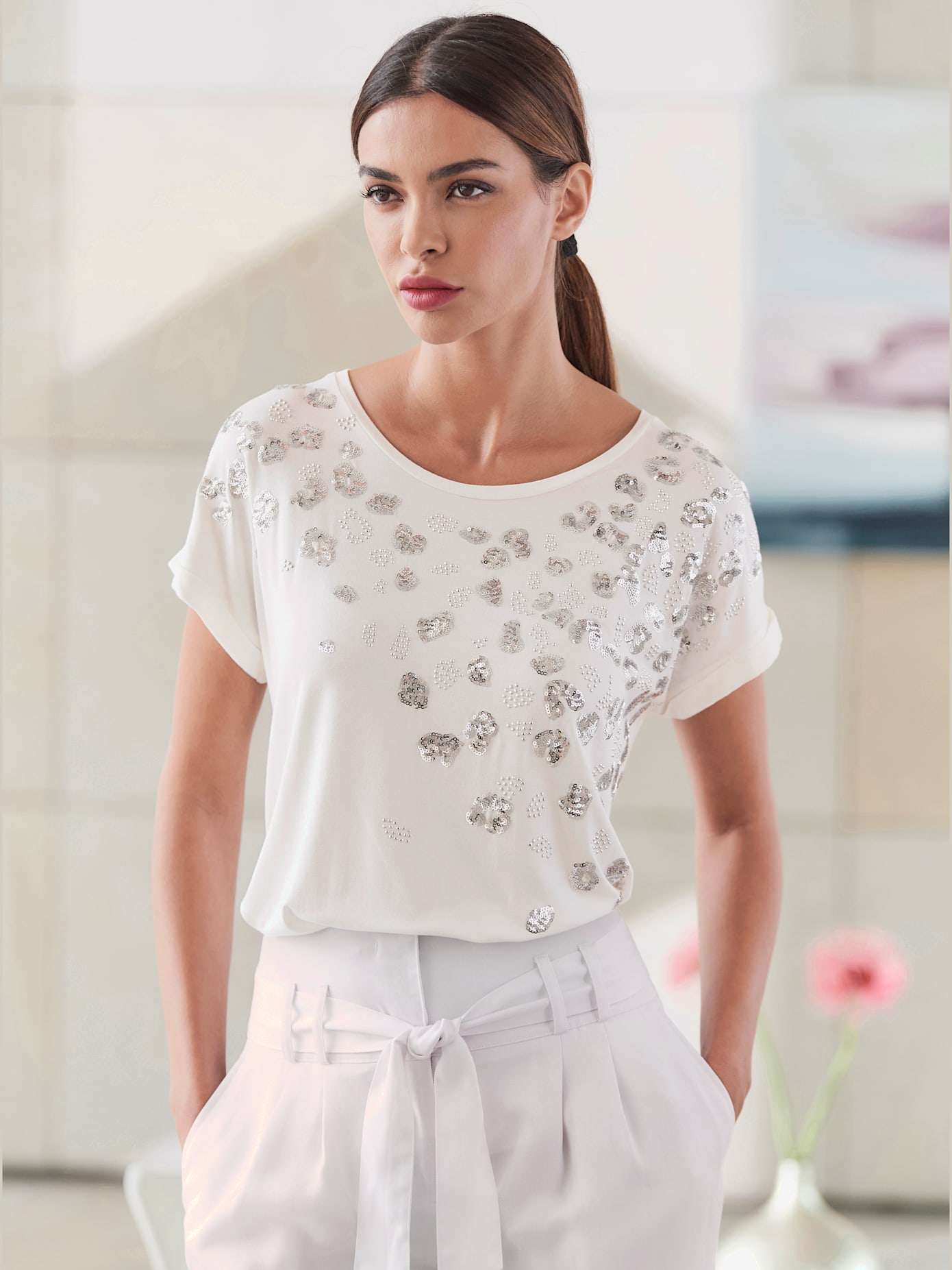 T-shirt avec paillettes et pierres fantaisie