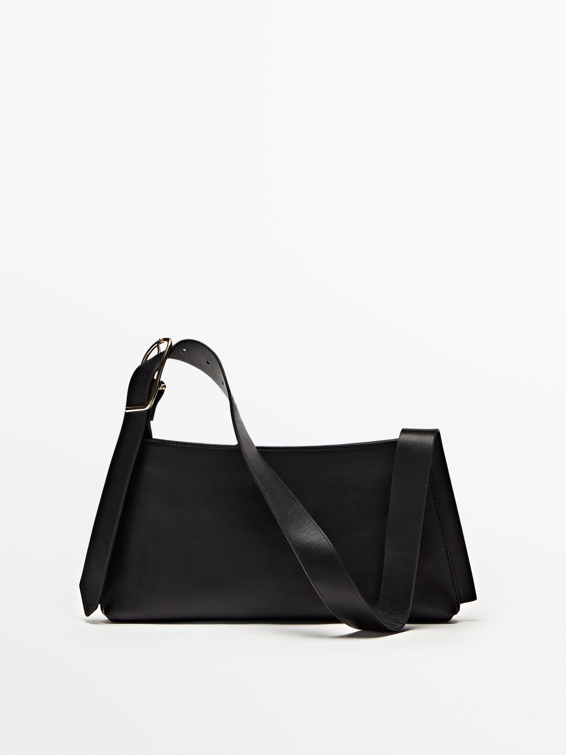 Bolsa de ombro em couro com detalhe de fivela - PRETA