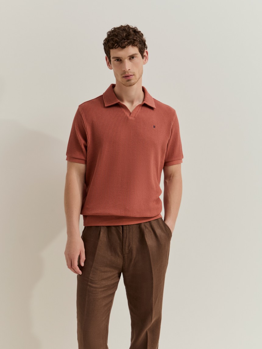 Polo de malha em algodão com textura waffle