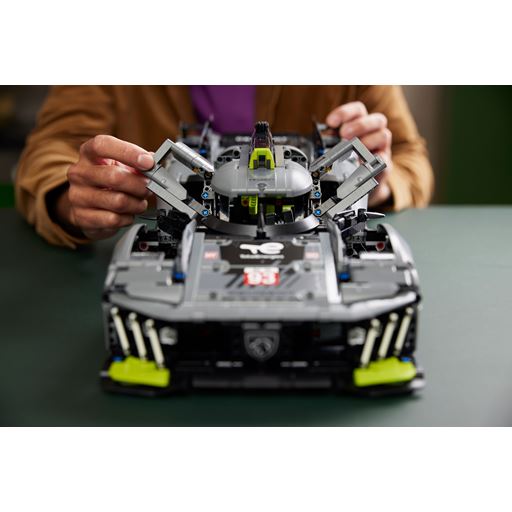 LEGO Technic Peugeot 9x8 24H Le Mans Hybrid Hypercar - 42156