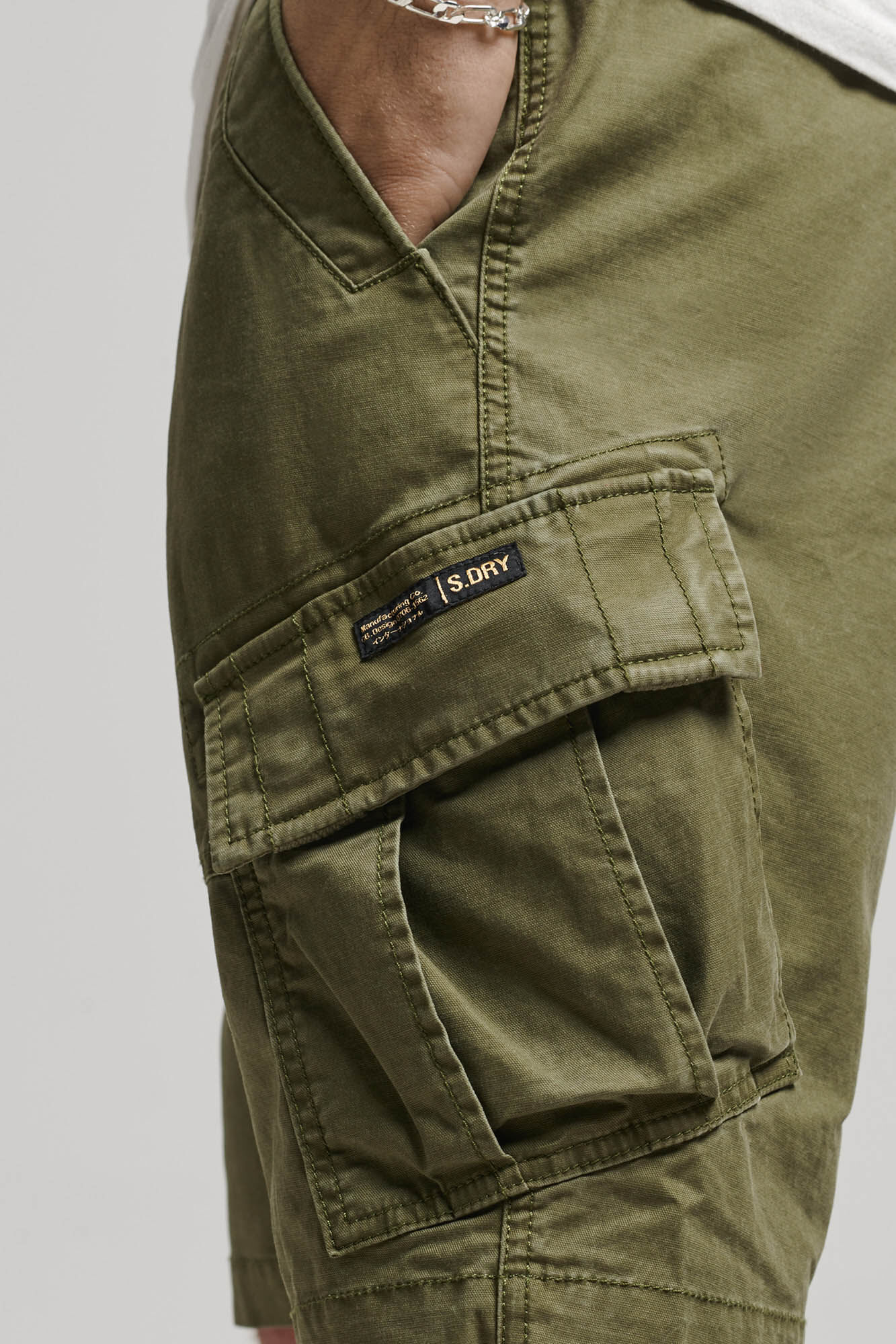 Calça cargo cropped Superdry - cáqui escuro