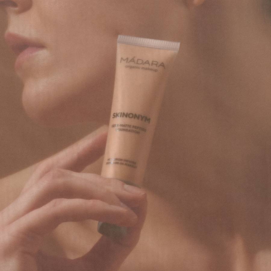 Mádara Skinonym Semi-Matte Peptide Foundation #40 Sand 30ml