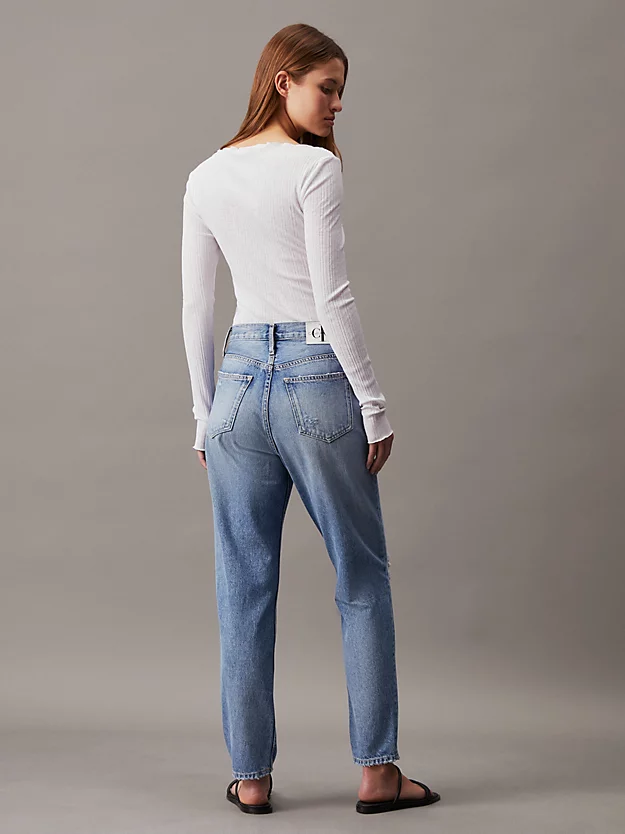 Calça jeans de mãe