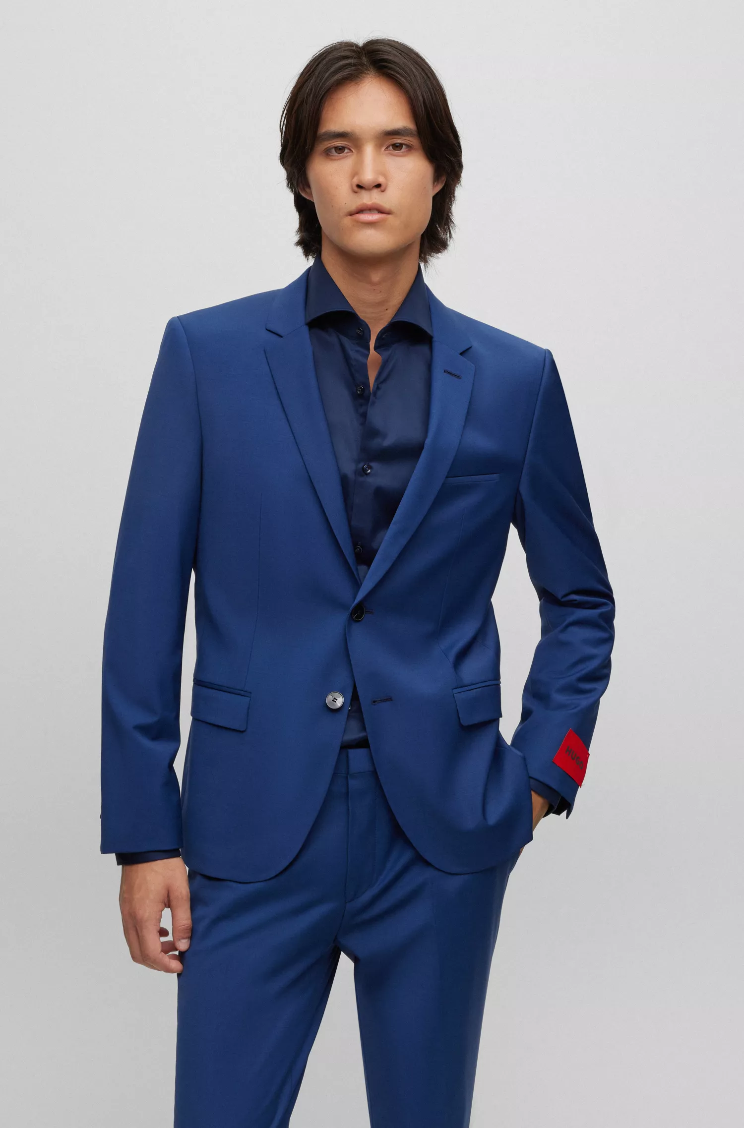 Terno HUGO vermelho, extra slim fit, em tecido de alta performance com elasticidade.