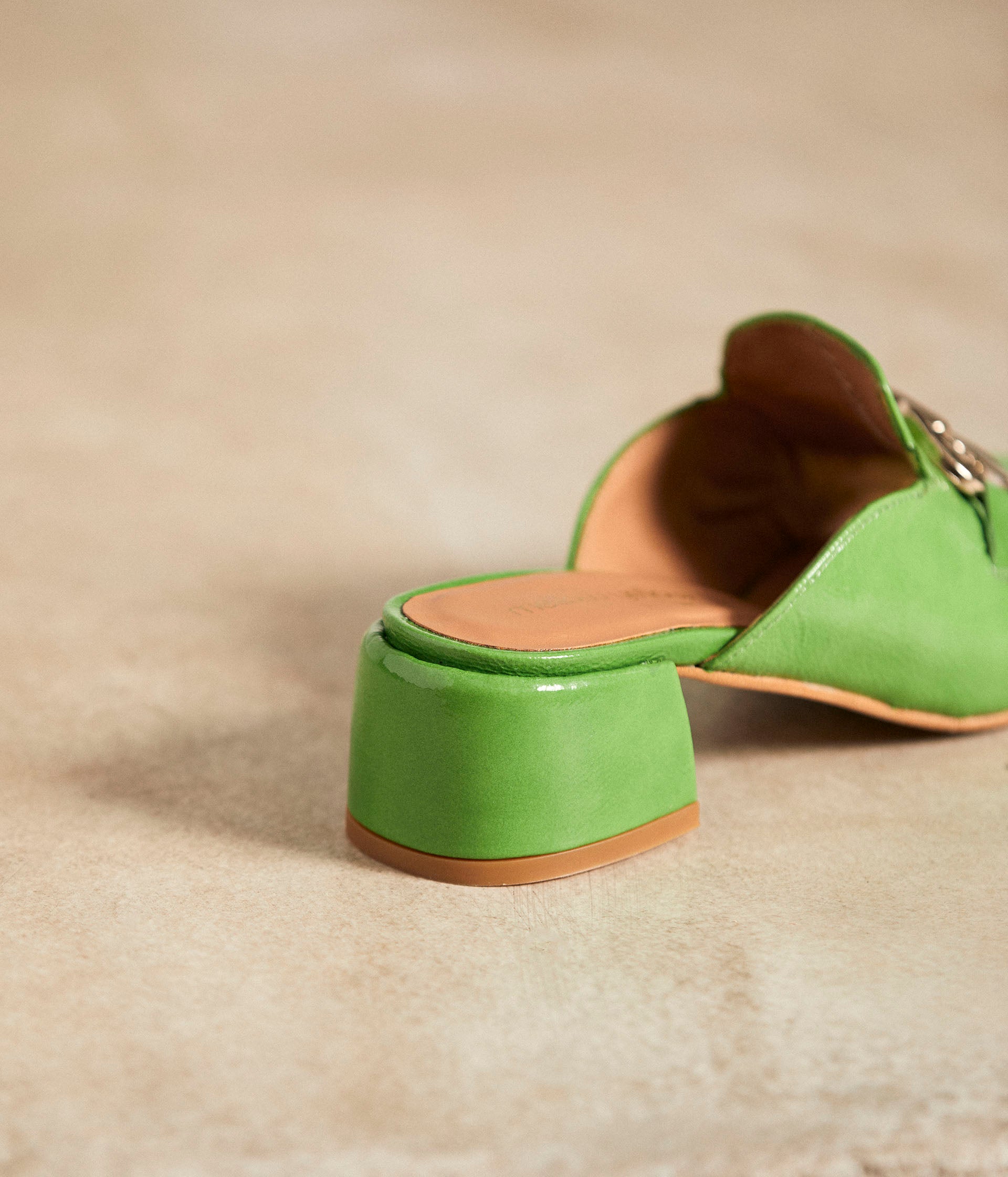 Mules cuir vert bijoux Gisèle