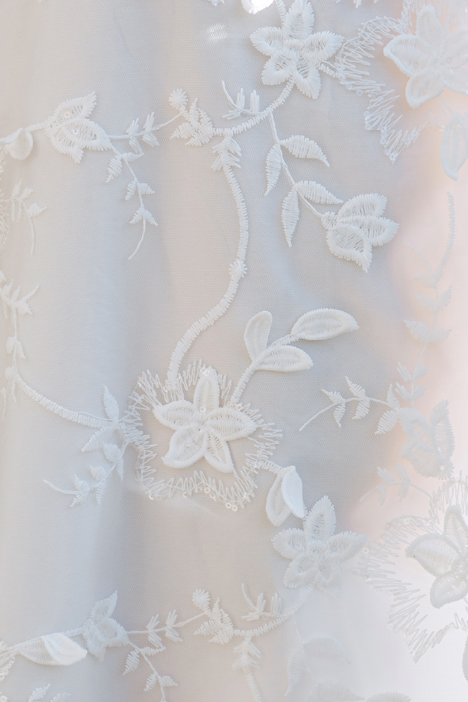 Robe mini sans manches à fleurs et col montant blanche