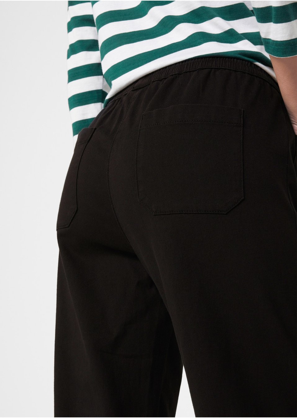 Pantalon en twill avec jambes évasées et taille confortable