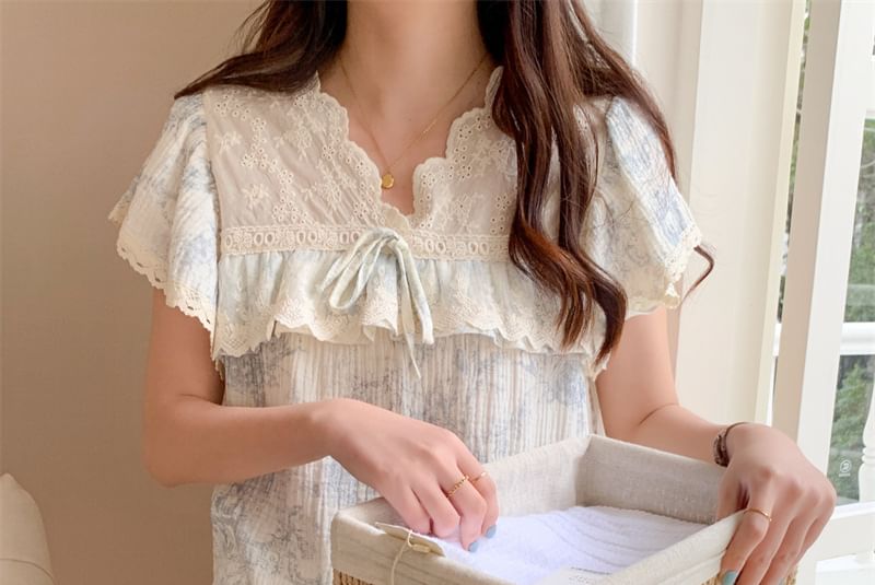 Sadelle - Pyjamajurk met korte mouwen en kantversiering / Pyjamatop met ruches / Shorts / Set
