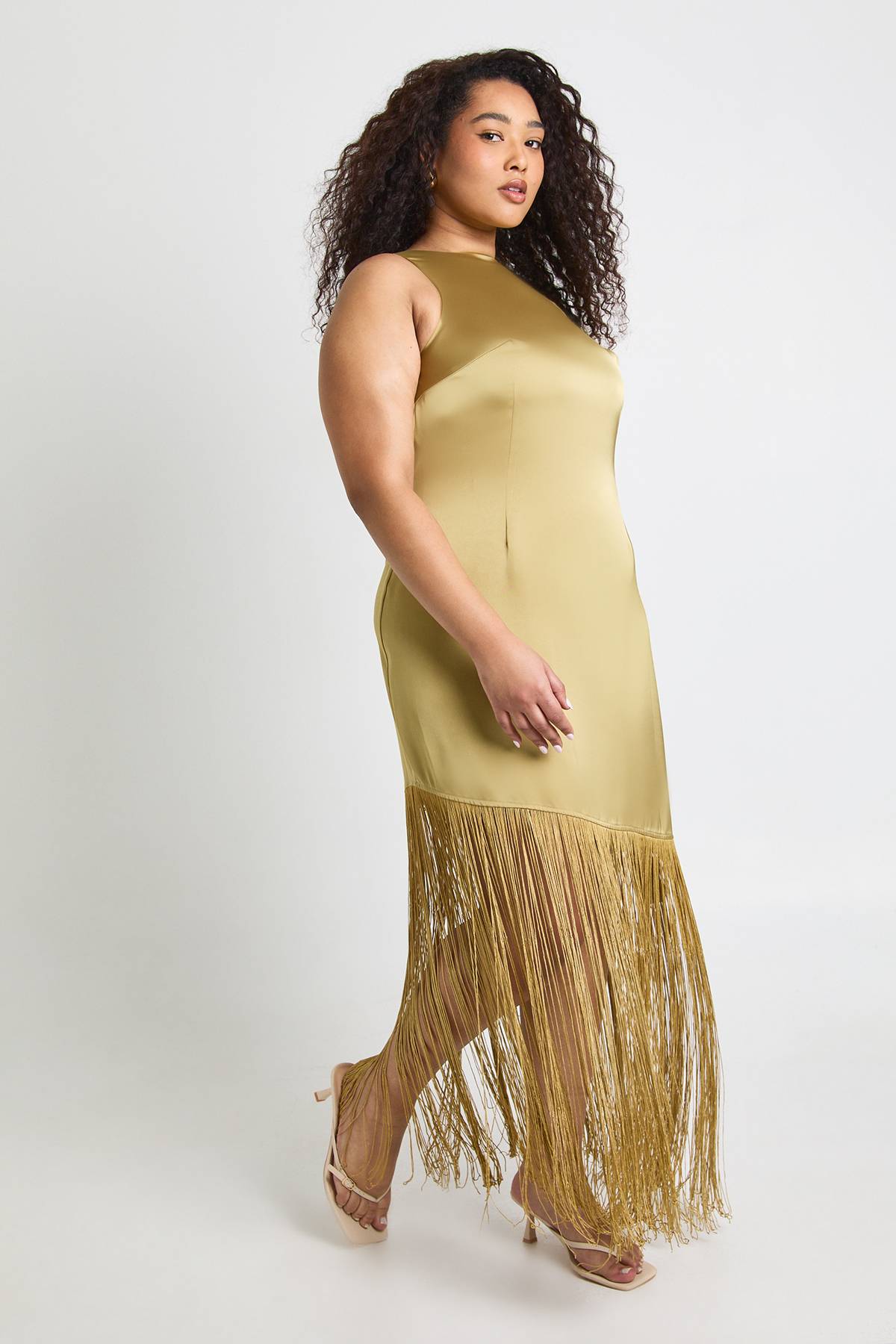 boohoo Robe Longue En Satin À Dos Drapé Avec Pompons Grande Taille