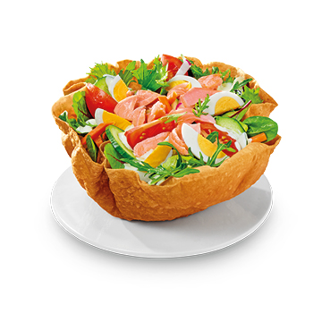 Salat mit pulled Lachs in Tortilla-Bowl