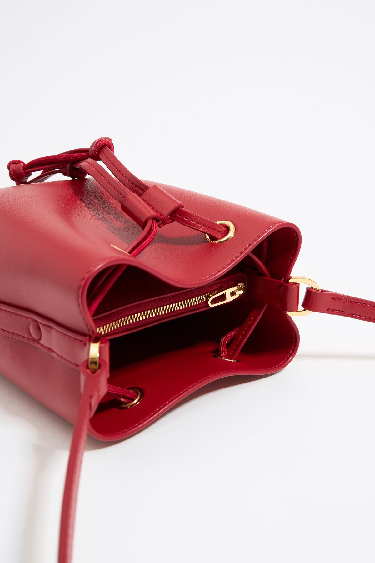 Bolsa saco mini de couro com estampa de Chihuahua na cor vermelha.