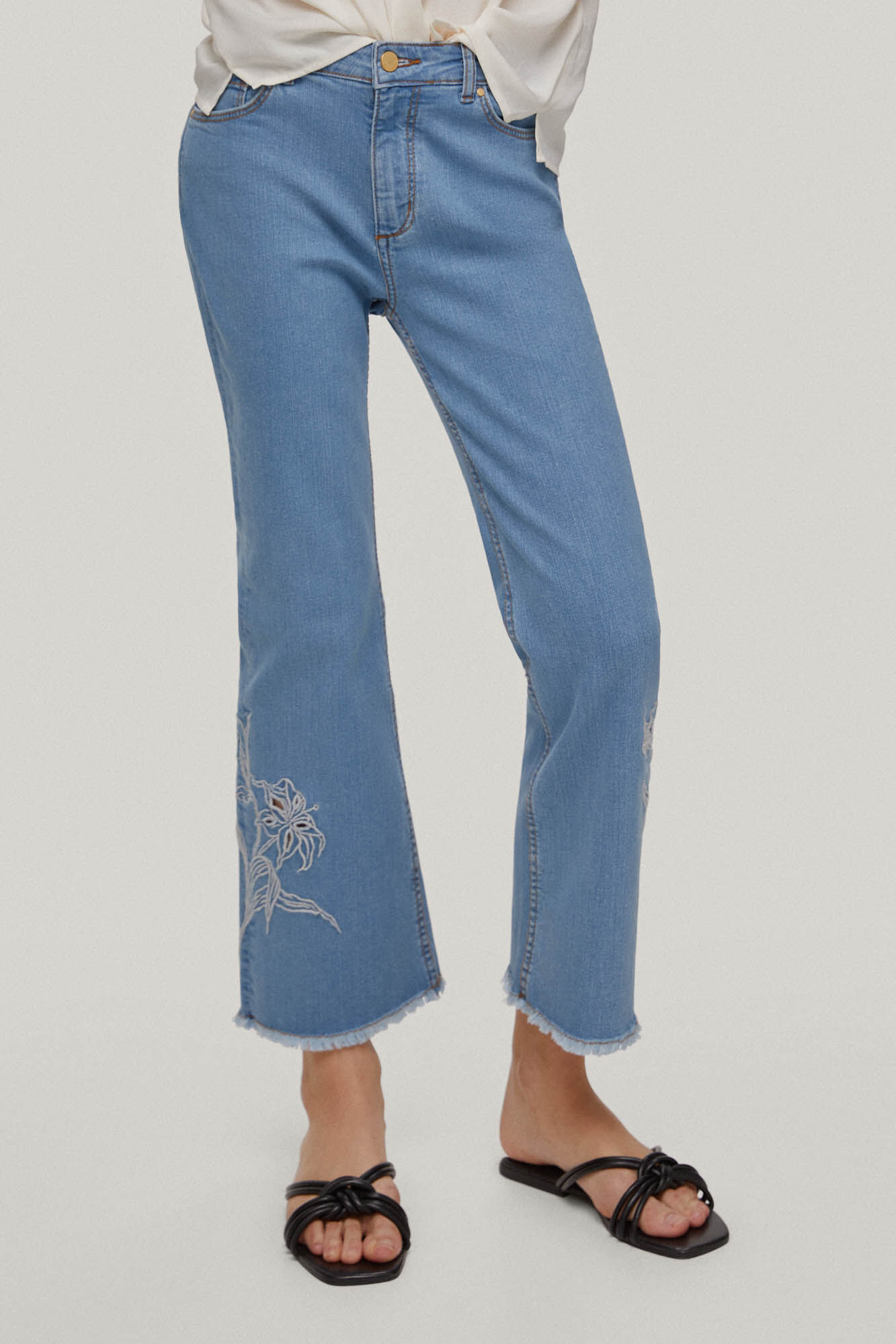 Calça jeans cropped bordada com 5 bolsos e modelagem flare - Azul