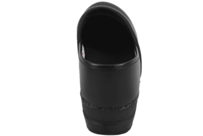 SANITA CLOOSED BLACK W TRÆSKO MED GUMMISÅL