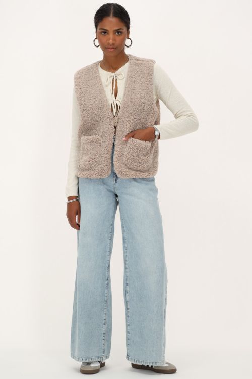 Beige vestje met strikjes