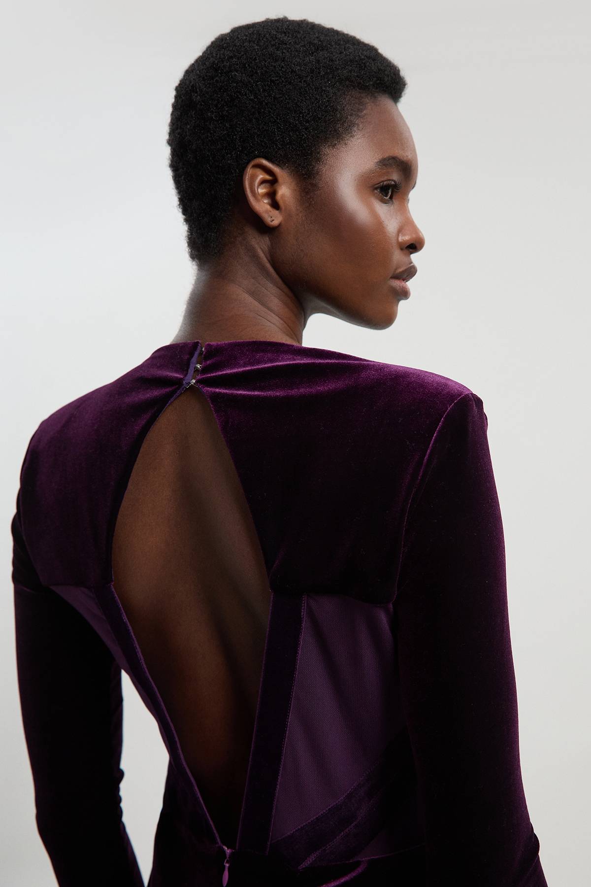 KarenMillen Robe Mi-longue en Maille avec Détails de Passepoil en Velours Stretch, Décolleté Plongeant et Dos Échancré