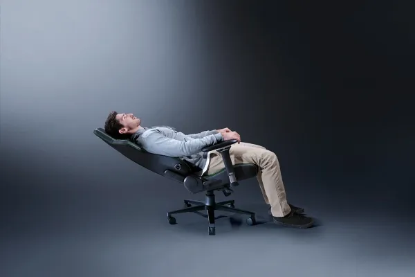 Razer Iskur V2 - Spillestol - ergonomisk - armstøtter - T-formet - vippe - drejeled - syntetisk læder - sort, grøn