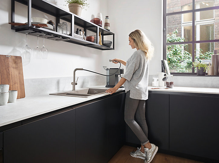 Mitigeur de cuisine avec douchette aspect acier inox Hansgrohe Talis M54 bec droit