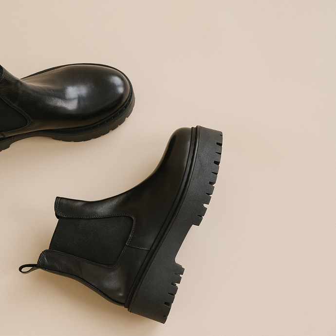 Boots à plateformes et bouts ronds  en cuir noir