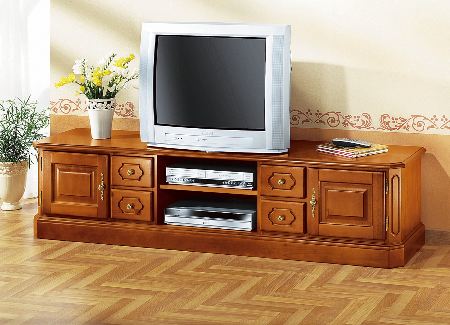 TV-Longboard mit goldfarbenen Metallgriffen