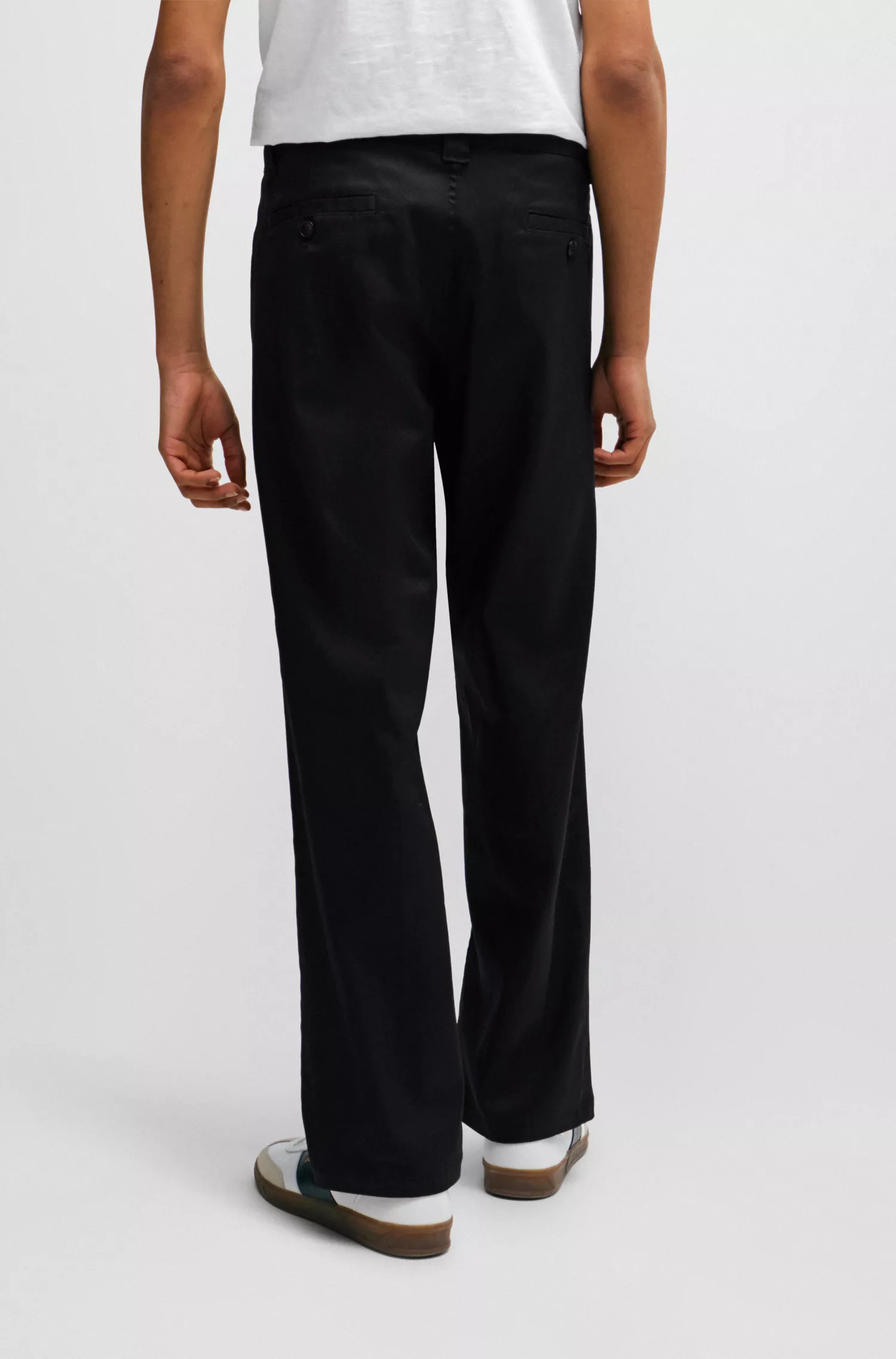 Calça BOSS laranja, corte reto, em sarja de algodão elástico.