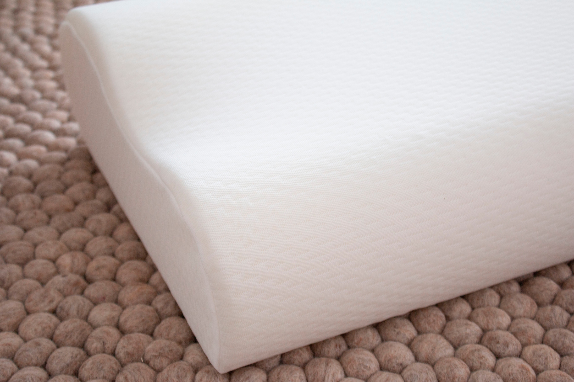 Jekatex Nackenstützkissen »Lily, Kissen ergonomisch geformt & druckentlastend« Füllung: Viscoschaum Bezug: Polyester 1 Stk. tlg. Kopfkissen in 35x60 cm, Optimaler Stützkomfort
